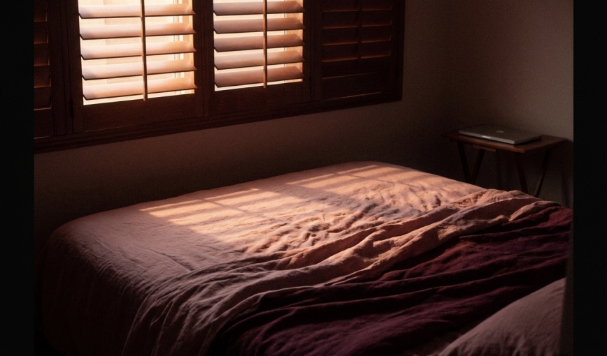 Tu Cerebro Necesita una Rampa de Salida: Por Qué Saltar de la Pantalla a la Cama No Funciona